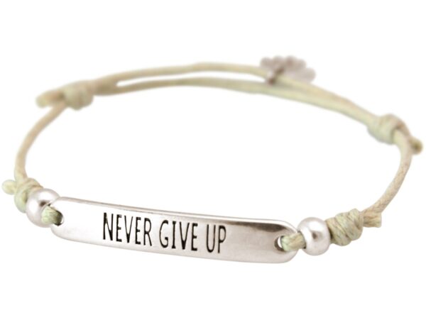 GEMSHINE Damen Knotenarmband mit Gravur NEVER GIVE UP in Silber. Größenverstellbare beige Kordel mit Hand Charm - Made in München / Germany - Im eleganten Schmucketui mit Geschenkverpackung.